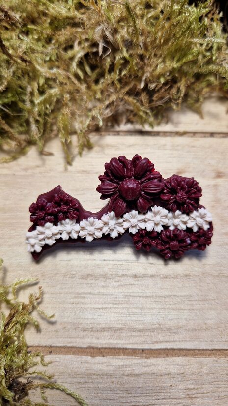 Latvijas piespraude ar ziediem