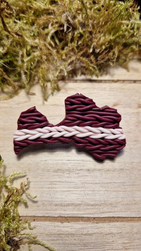 Latvijas kontūra ar adījuma rakstu